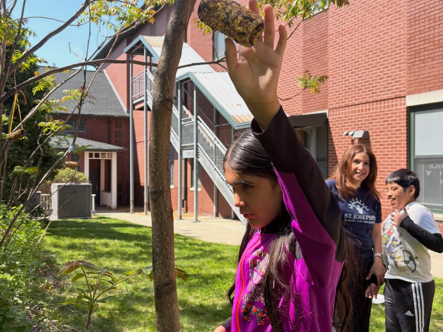 Ms. Heather’s class enjoyed a hands-on activity hanging bird feeders to support our neighborhood birds! 
