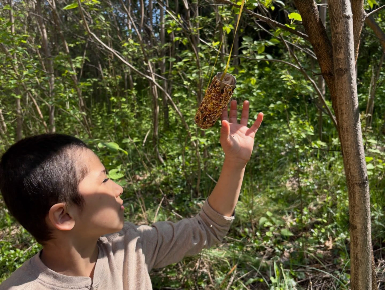 Ms. Heather’s class enjoyed a hands-on activity hanging bird feeders to support our neighborhood birds!