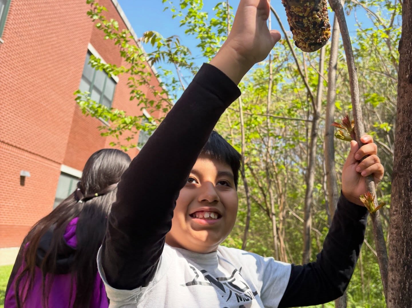 Ms. Heather’s class enjoyed a hands-on activity hanging bird feeders to support our neighborhood birds! 