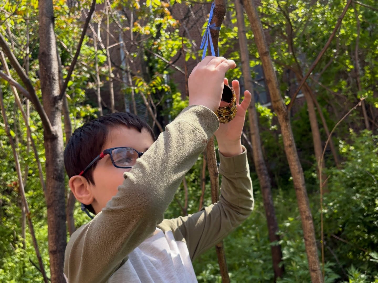 Ms. Heather’s class enjoyed a hands-on activity hanging bird feeders to support our neighborhood birds! 